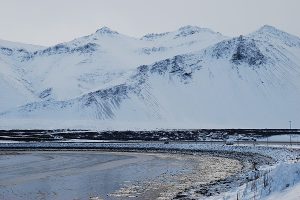 Island, schneebedeckte Berge