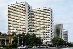 In Leipzig wohnt die Familie in einer Plattenbausiedlung