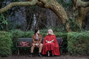 Louise und Alice sitzen auf einer Bank