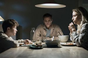 Johannes, Peter und Masja sitzen am Tisch